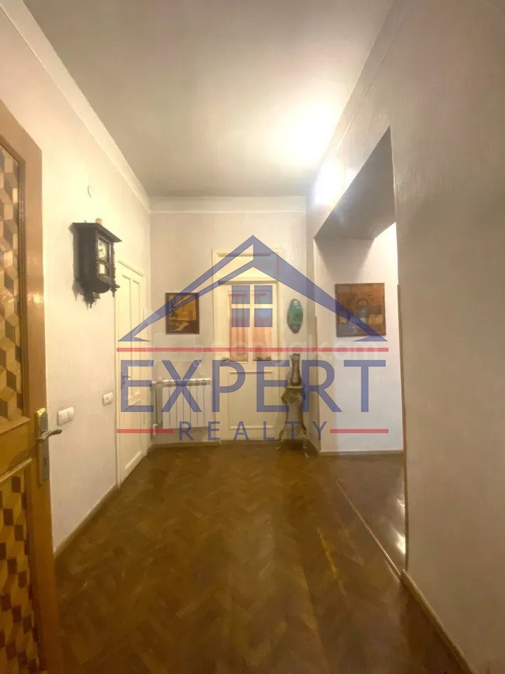 3 Սենյականոց Բնակարան Քարե Շենքում, 180քմ, 1/3 հարկ, Նորմալ Վիճակում, Կահավորված