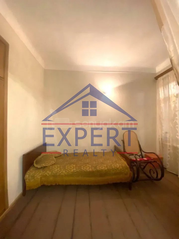 3 Սենյականոց Բնակարան Քարե Շենքում, 180քմ, 1/3 հարկ, Նորմալ Վիճակում, Կահավորված