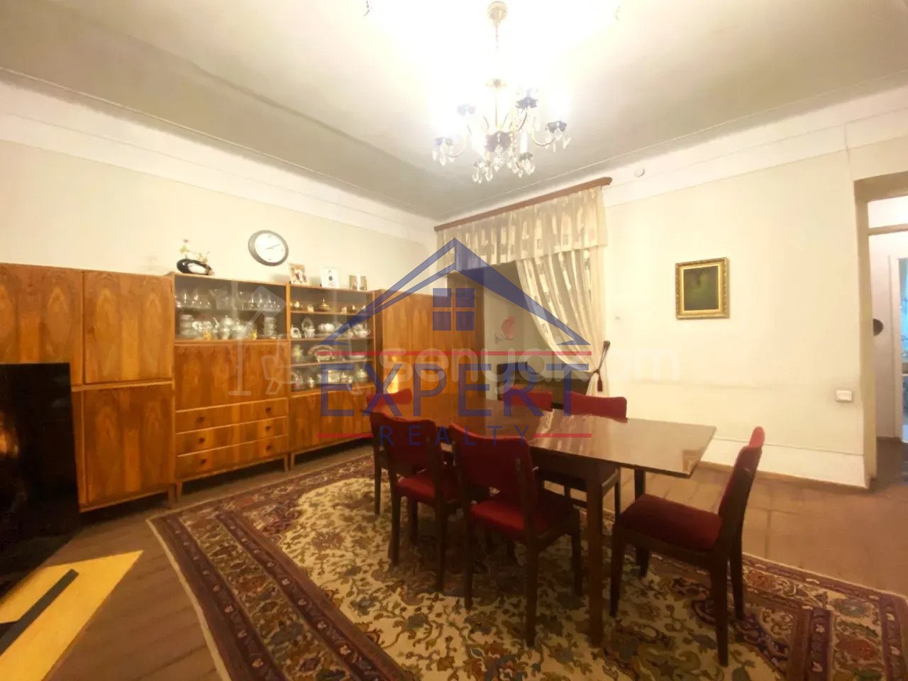 3 Սենյականոց Բնակարան Քարե Շենքում, 180քմ, 1/3 հարկ, Նորմալ Վիճակում, Կահավորված