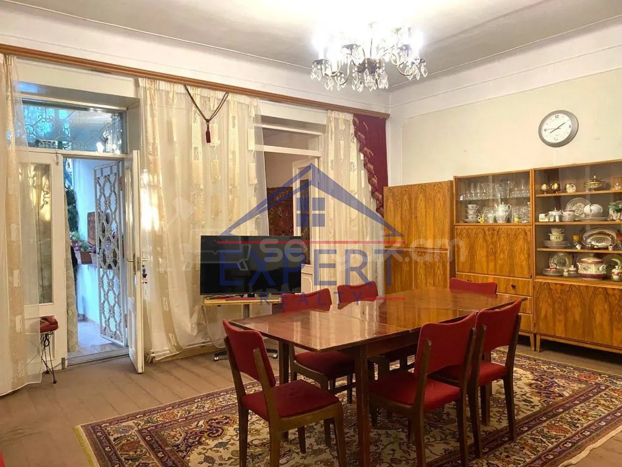 3 Սենյականոց Բնակարան Քարե Շենքում, 180քմ, 1/3 հարկ, Նորմալ Վիճակում, Կահավորված