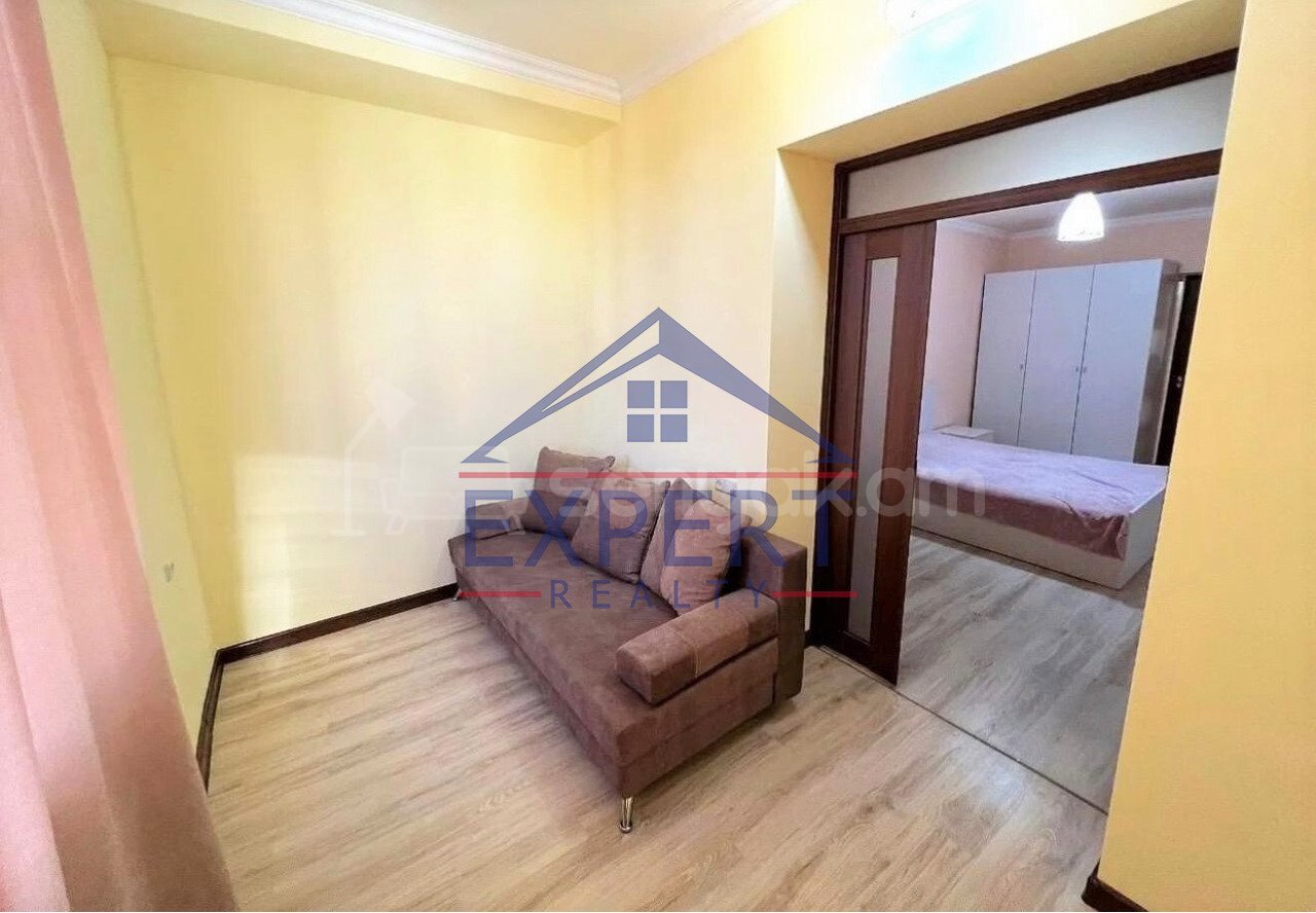 3 Սենյականոց Բնակարան Քարե Շենքում, 72քմ, 4/5 հարկ, Կապիտալ Վերանորոգված, Կահավորված