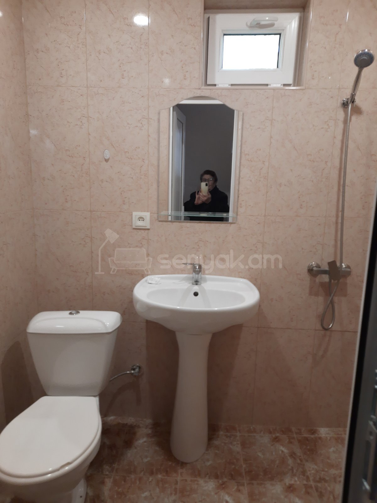 2 Սենյականոց Բնակարան Քարե Շենքում, 40քմ, 1/1 հարկ, Նորմալ Վիճակում, Կահավորված