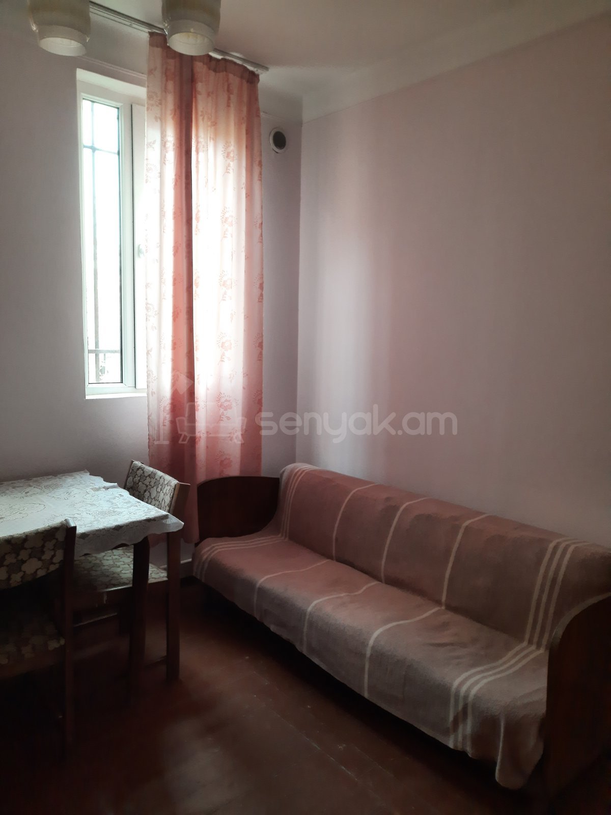 2 Սենյականոց Բնակարան Քարե Շենքում, 40քմ, 1/1 հարկ, Նորմալ Վիճակում, Կահավորված