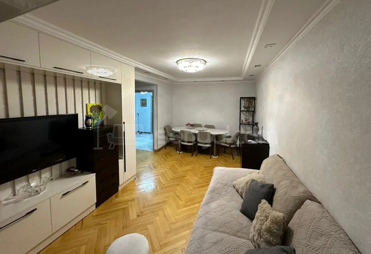 3 Սենյականոց Բնակարան Քարե Շենքում, 65քմ, 1/5 հարկ, Նորմալ Վիճակում