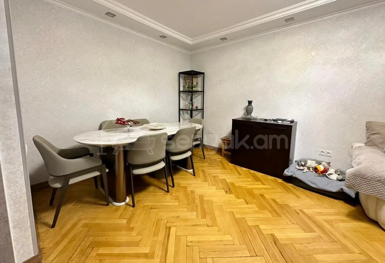 3 Սենյականոց Բնակարան Քարե Շենքում, 65քմ, 1/5 հարկ, Նորմալ Վիճակում