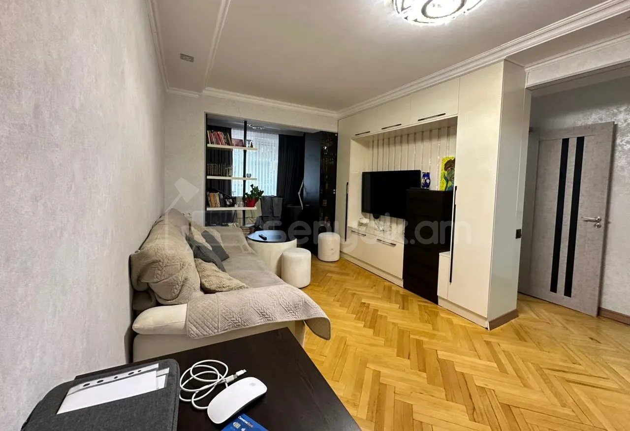 3 Սենյականոց Բնակարան Քարե Շենքում, 65քմ, 1/5 հարկ, Նորմալ Վիճակում