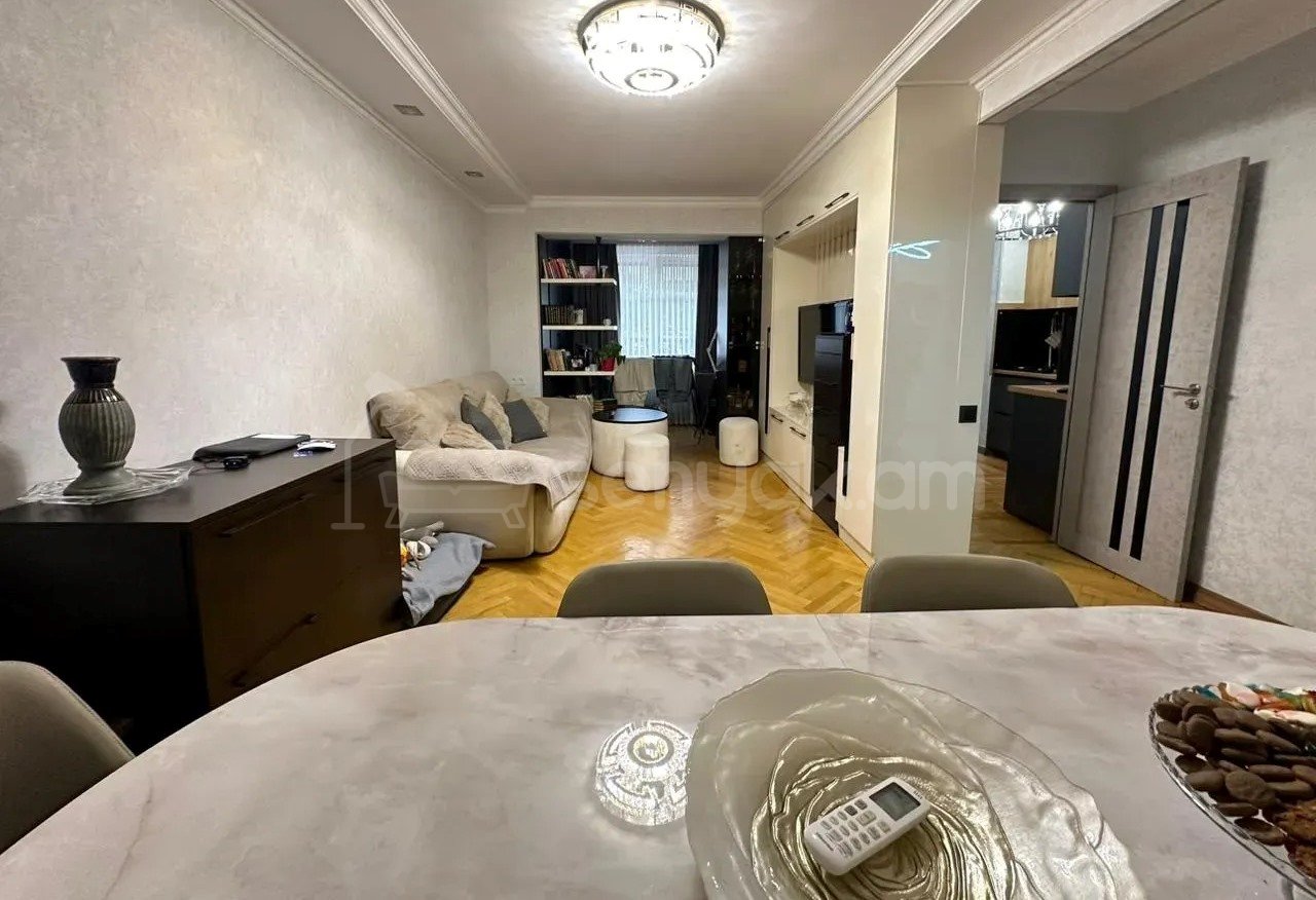 3 Սենյականոց Բնակարան Քարե Շենքում, 65քմ, 1/5 հարկ, Նորմալ Վիճակում