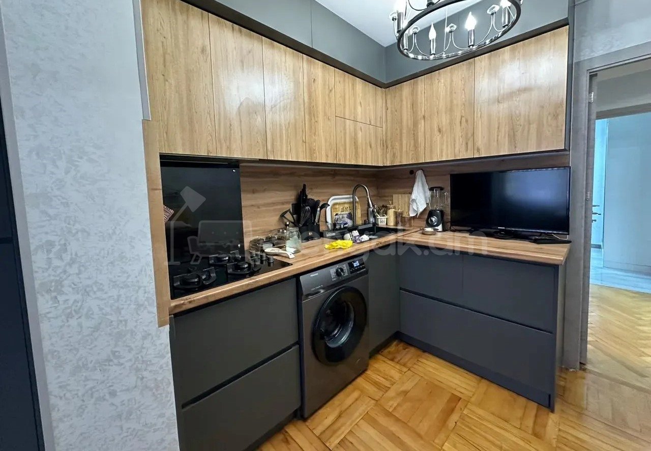 3 Սենյականոց Բնակարան Քարե Շենքում, 65քմ, 1/5 հարկ, Նորմալ Վիճակում