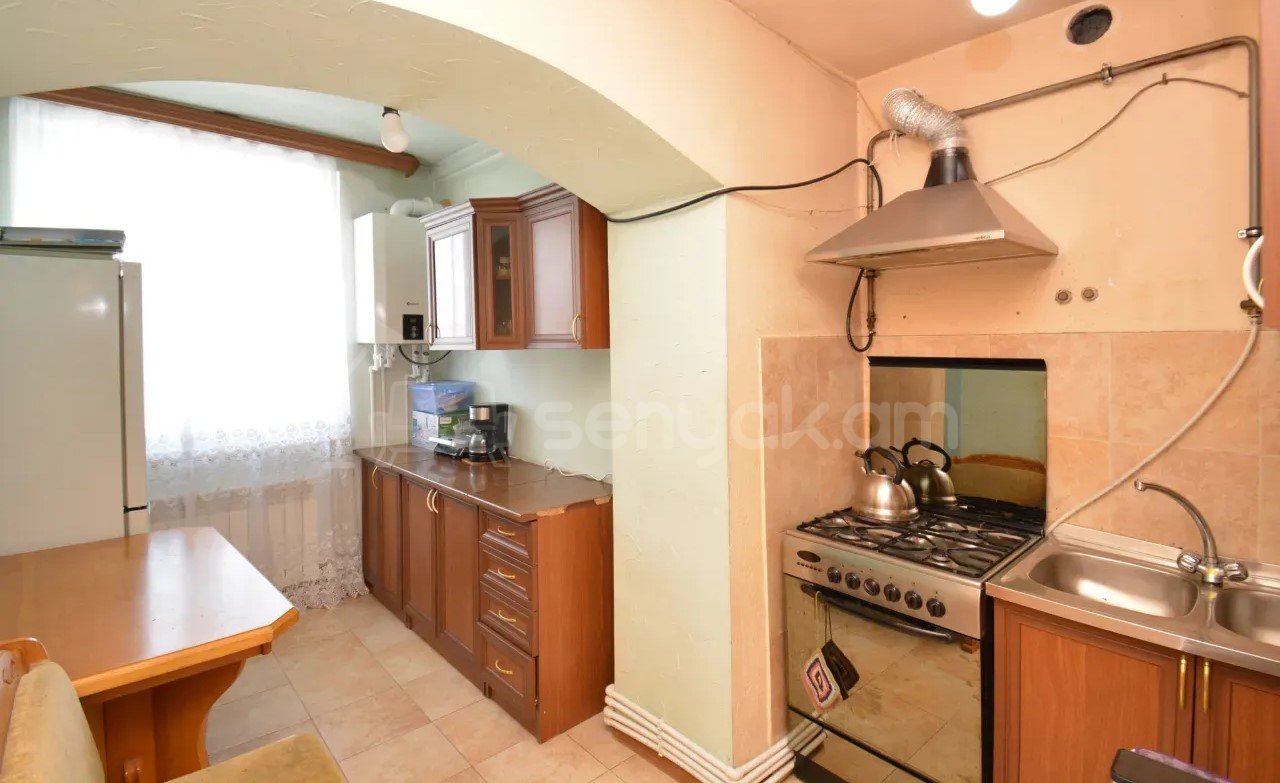 2 Սենյականոց Բնակարան Քարե Շենքում, 55քմ, 5/5 հարկ, Նորմալ Վիճակում