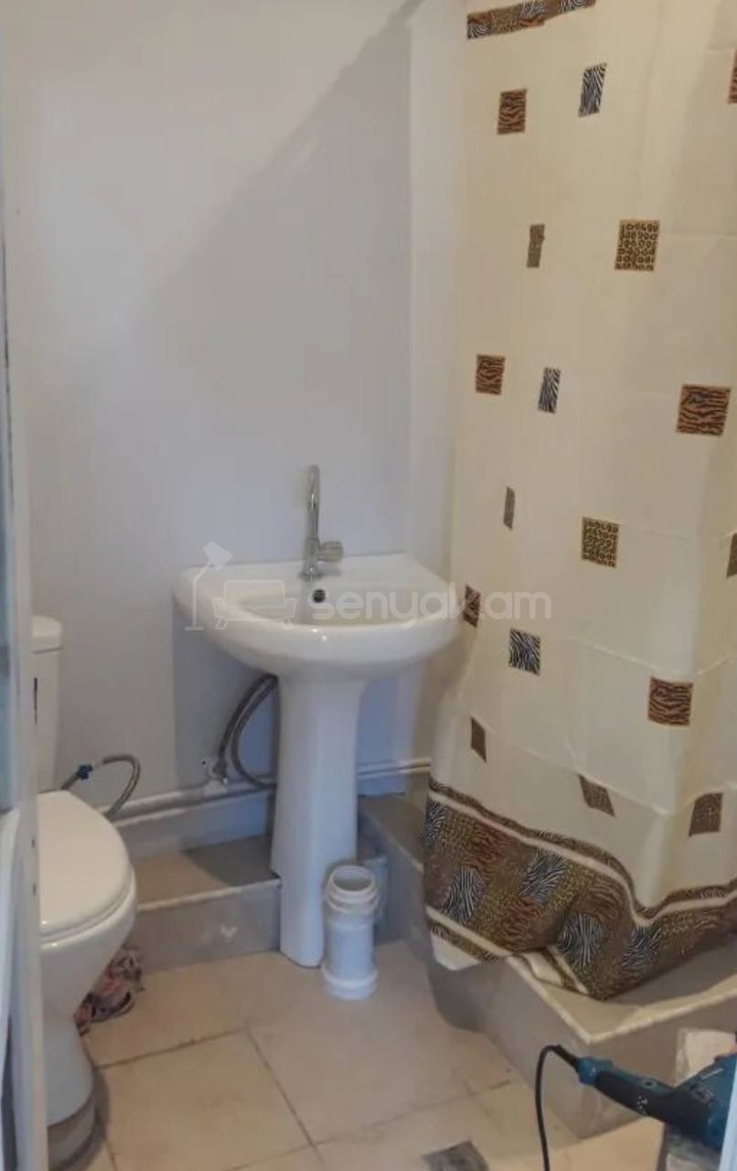 2 Սենյականոց Բնակարան Քարե Շենքում, 50քմ, 2/2 հարկ, Նորմալ Վիճակում, Կահավորված