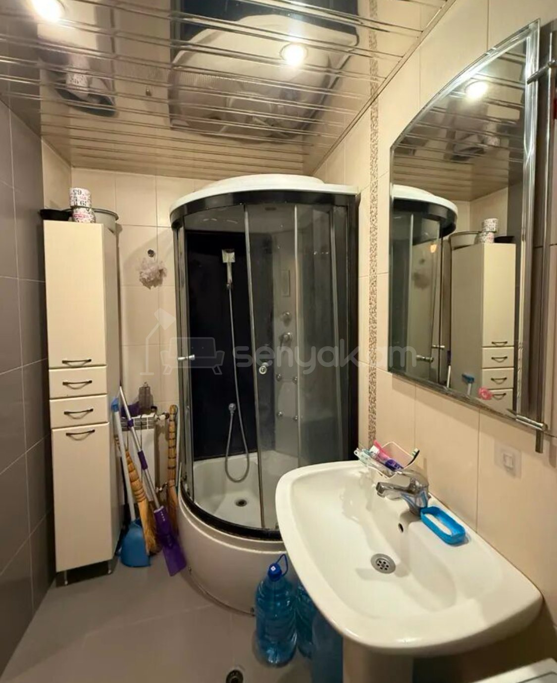 3 Սենյականոց Բնակարան Քարե Շենքում, 63քմ, 5/5 հարկ, Նորմալ Վիճակում, Կահավորված