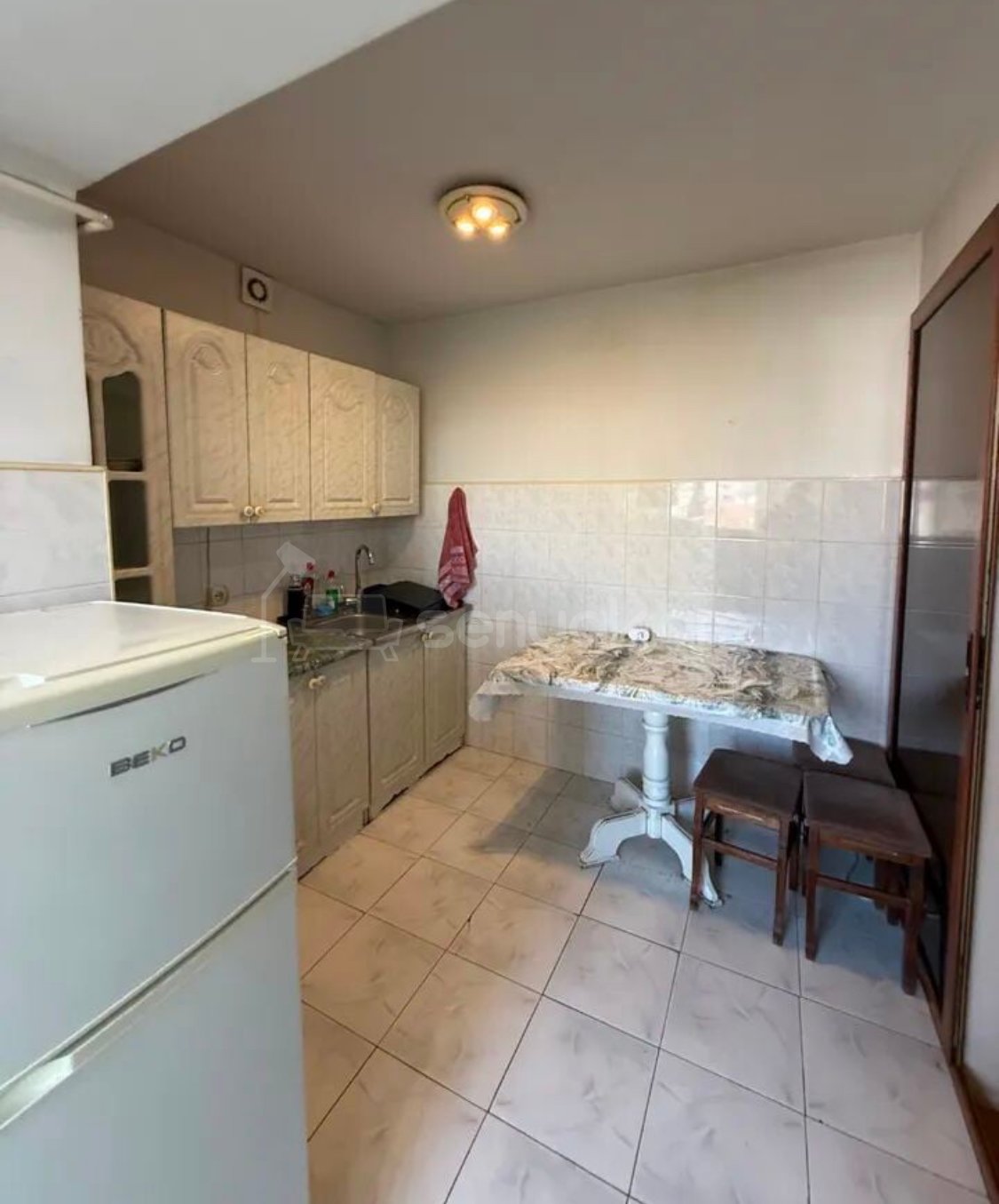 3 Սենյականոց Բնակարան Քարե Շենքում, 63քմ, 5/5 հարկ, Նորմալ Վիճակում, Կահավորված