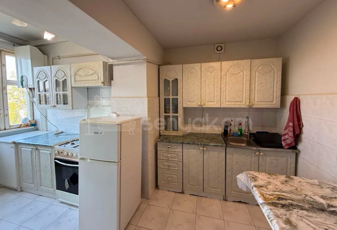 3 Սենյականոց Բնակարան Քարե Շենքում, 63քմ, 5/5 հարկ, Նորմալ Վիճակում, Կահավորված