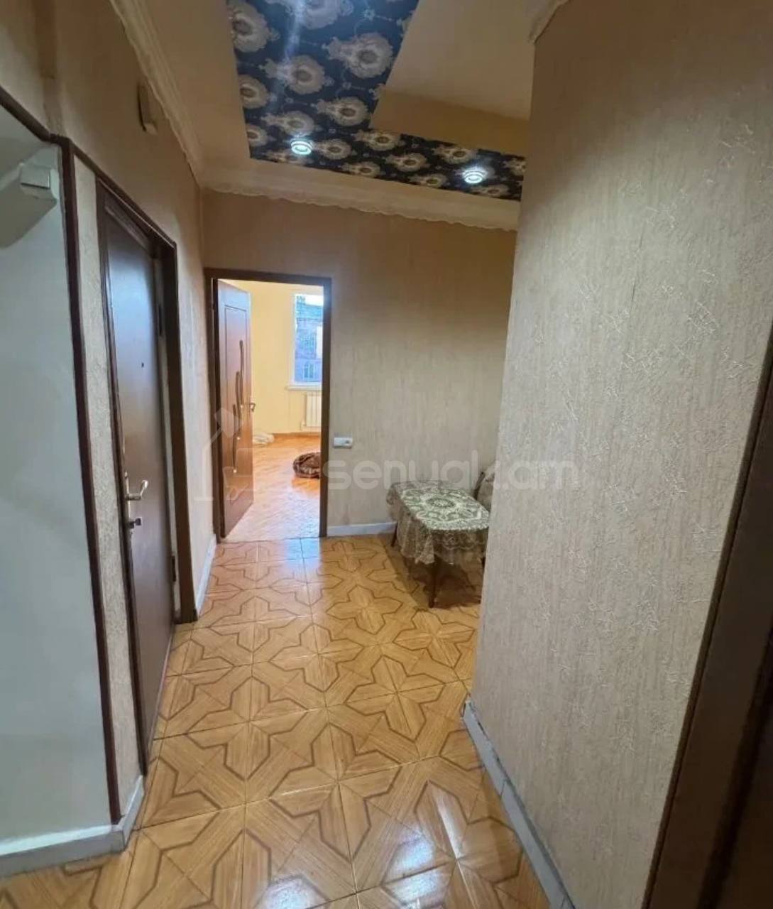 2 Սենյականոց Բնակարան Քարե Շենքում, 65քմ, 3/5 հարկ, Նորմալ Վիճակում, Կահավորված, Արևկող