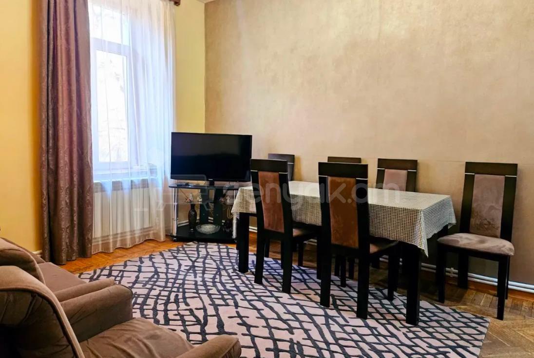 3 Սենյականոց Բնակարան Քարե Շենքում, 75քմ, 2/5 հարկ, Կապիտալ Վերանորոգված, Կահավորված