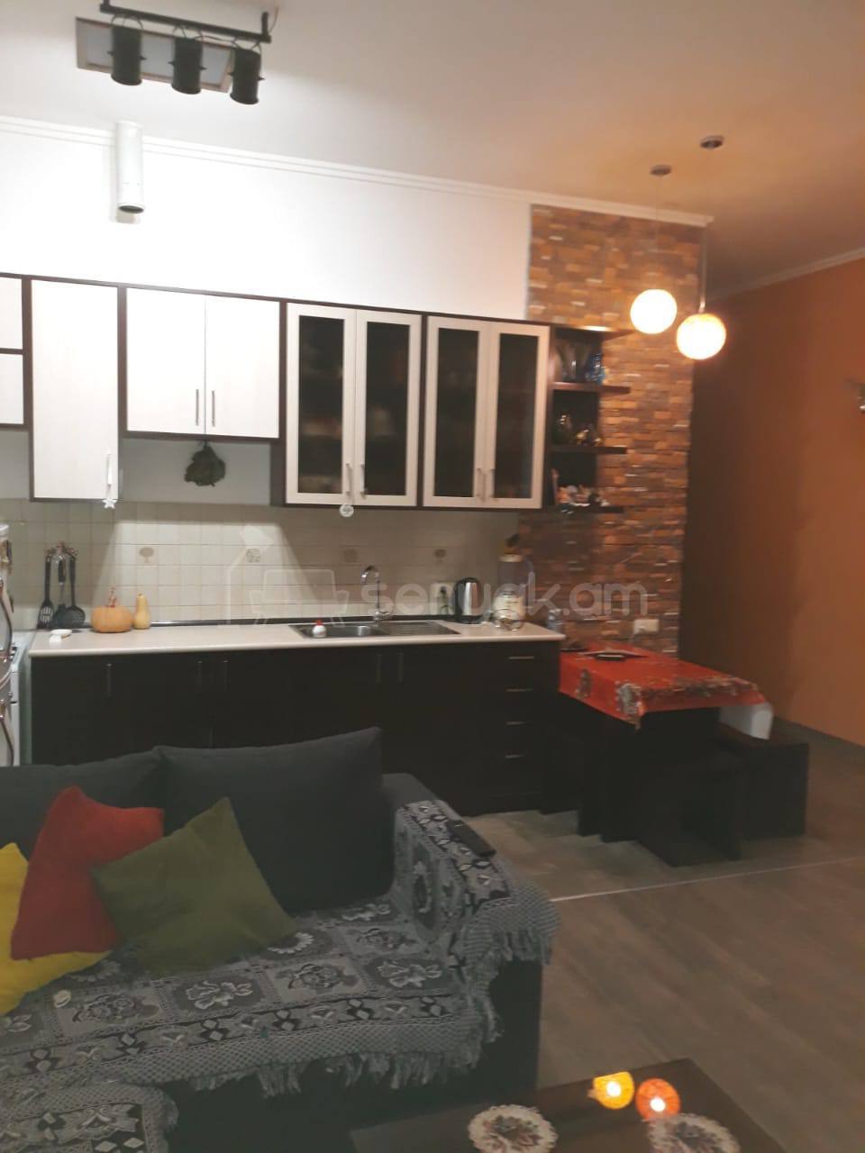 3 Սենյականոց Բնակարան Քարե Շենքում, 87քմ, 1/5 հարկ, Կապիտալ Վերանորոգված, Կահավորված