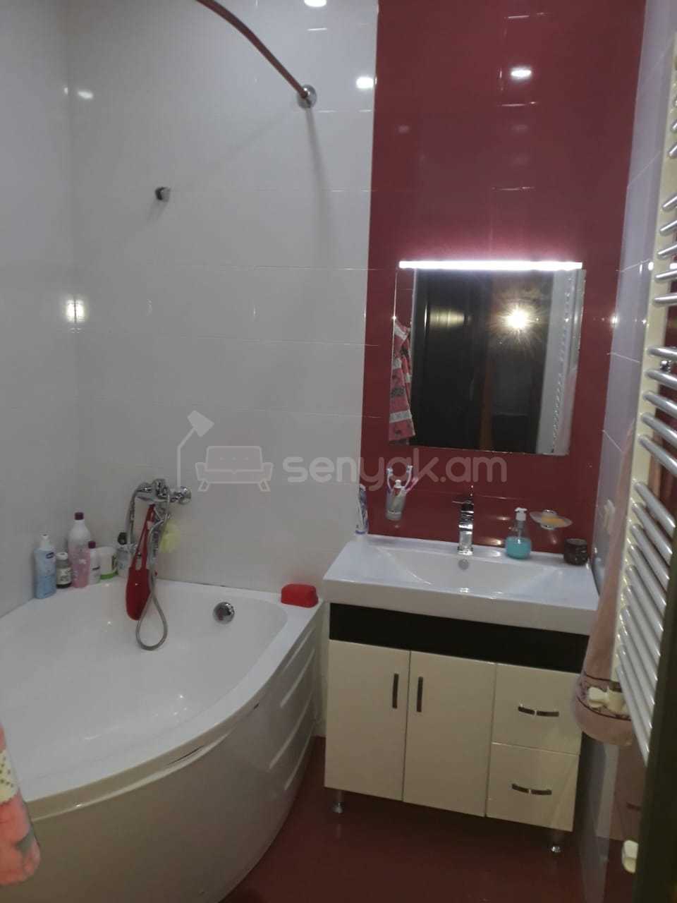 3 Սենյականոց Բնակարան Նորակառույց Քարե Շենքում, 85քմ, 1/5 հարկ, Կապիտալ Վերանորոգված, Կահավորված