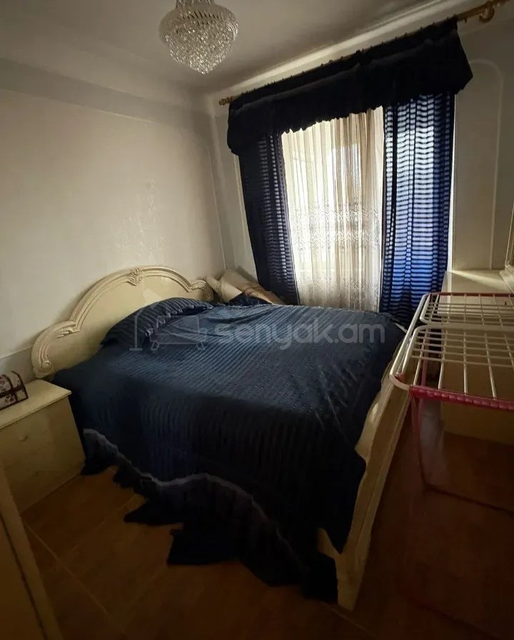 3 Սենյականոց Բնակարան Քարե Շենքում, 80քմ, 4/5 հարկ, Նորմալ Վիճակում, Կահավորված, Արևկող