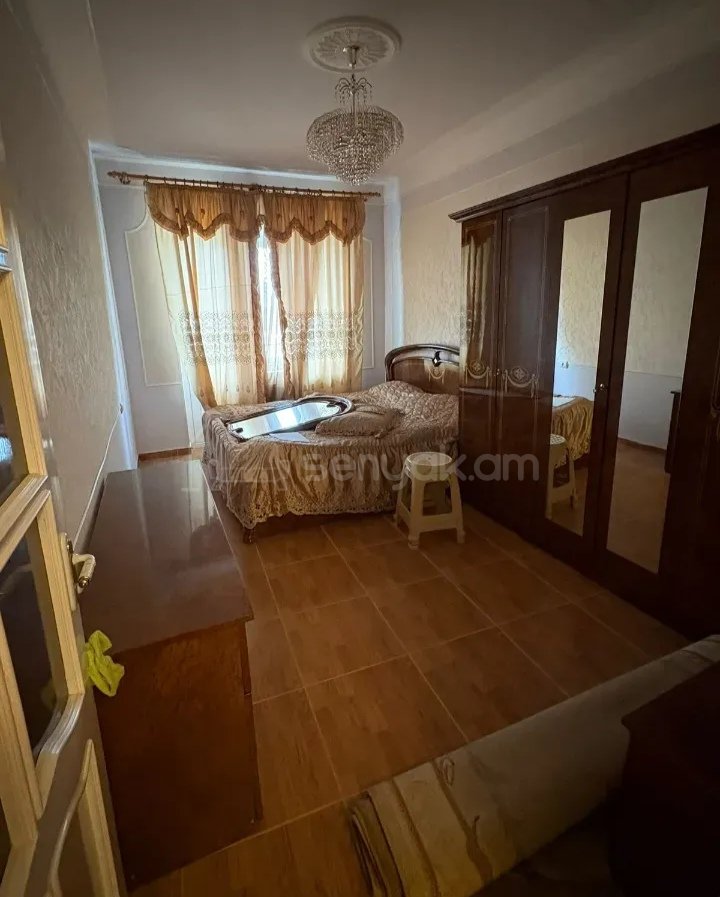 3 Սենյականոց Բնակարան Քարե Շենքում, 80քմ, 4/5 հարկ, Նորմալ Վիճակում, Կահավորված, Արևկող