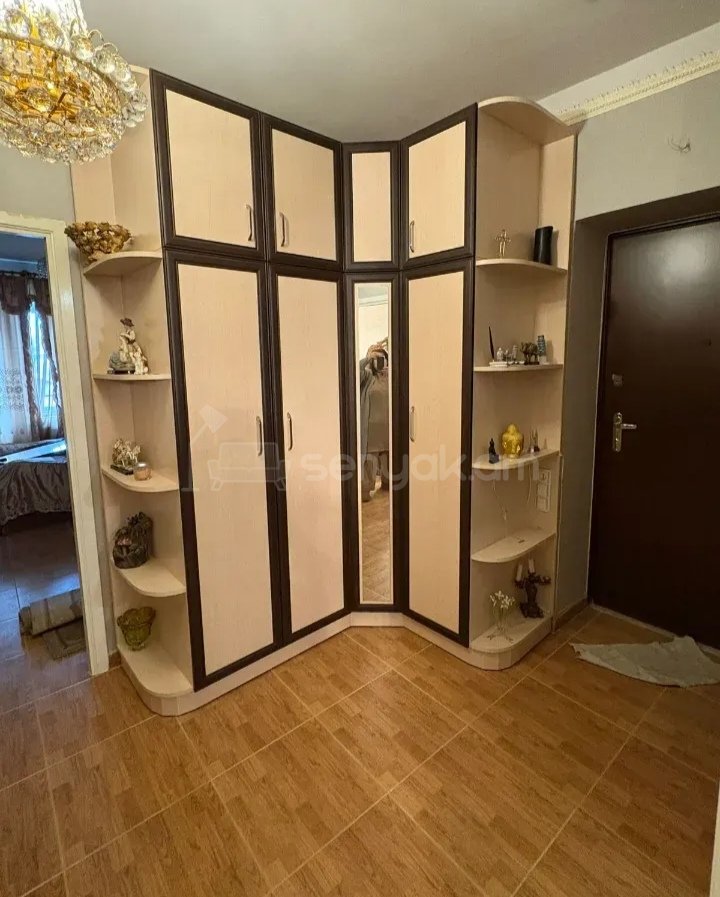 3 Սենյականոց Բնակարան Քարե Շենքում, 80քմ, 4/5 հարկ, Նորմալ Վիճակում, Կահավորված, Արևկող