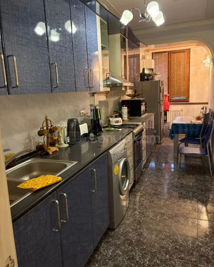 3 Սենյականոց Բնակարան Քարե Շենքում, 80քմ, 4/5 հարկ, Նորմալ Վիճակում, Կահավորված, Արևկող