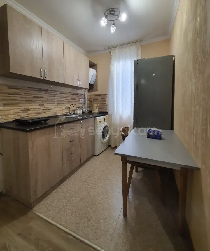 1 Սենյականոց Բնակարան Քարե Շենքում, 40քմ, 1/1 հարկ, Նորմալ Վիճակում, Կահավորված