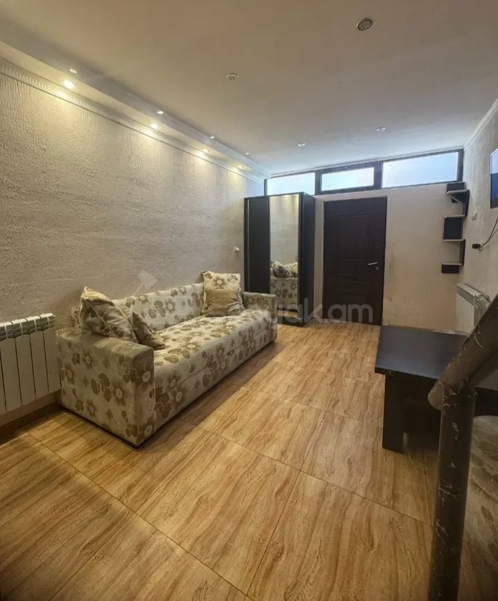 2 Սենյականոց Բնակարան Քարե Շենքում, 56քմ, 1/1 հարկ, Նորմալ Վիճակում, Կահավորված