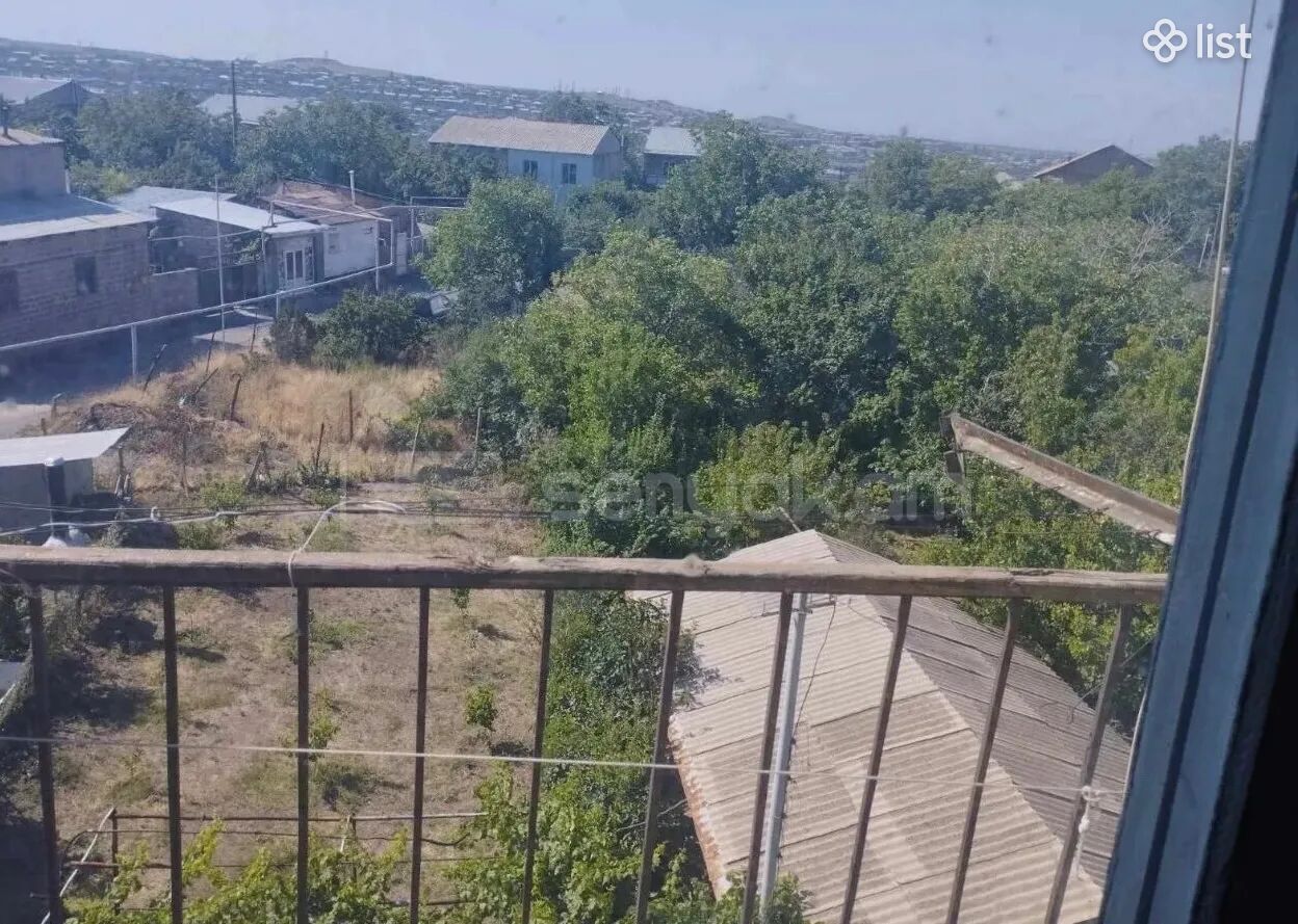 4 Սենյականոց Բնակարան Քարե Շենքում, 90քմ, 4/5 հարկ, Պետական Վիճակում