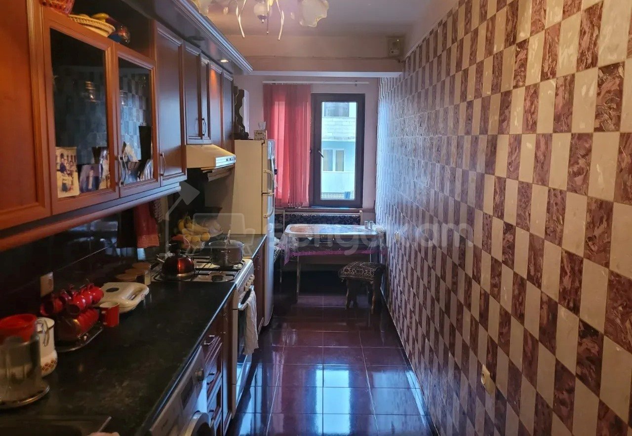 3 Սենյականոց Բնակարան Քարե Շենքում, 86քմ, 3/5 հարկ, Նորմալ Վիճակում