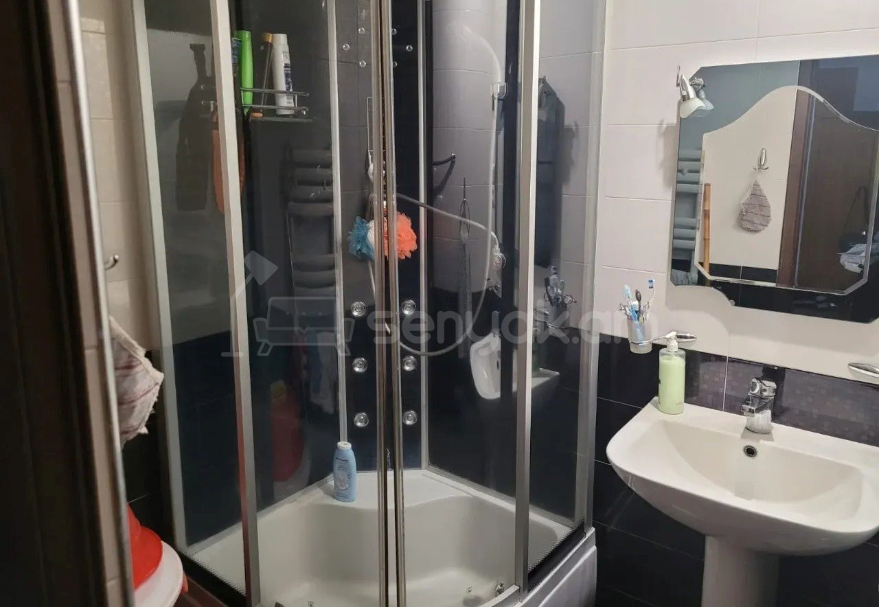 3 Սենյականոց Բնակարան Քարե Շենքում, 86քմ, 3/5 հարկ, Նորմալ Վիճակում