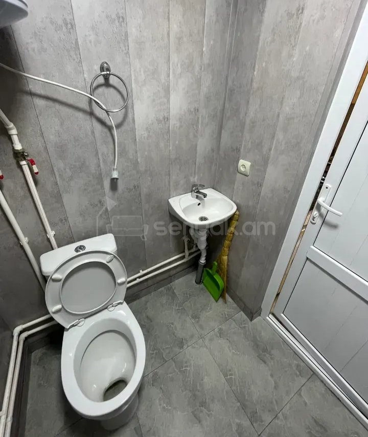 1 Սենյականոց Բնակարան Քարե Շենքում, 40քմ, 1/1 հարկ, Նորմալ Վիճակում, Կահավորված, Արևկող