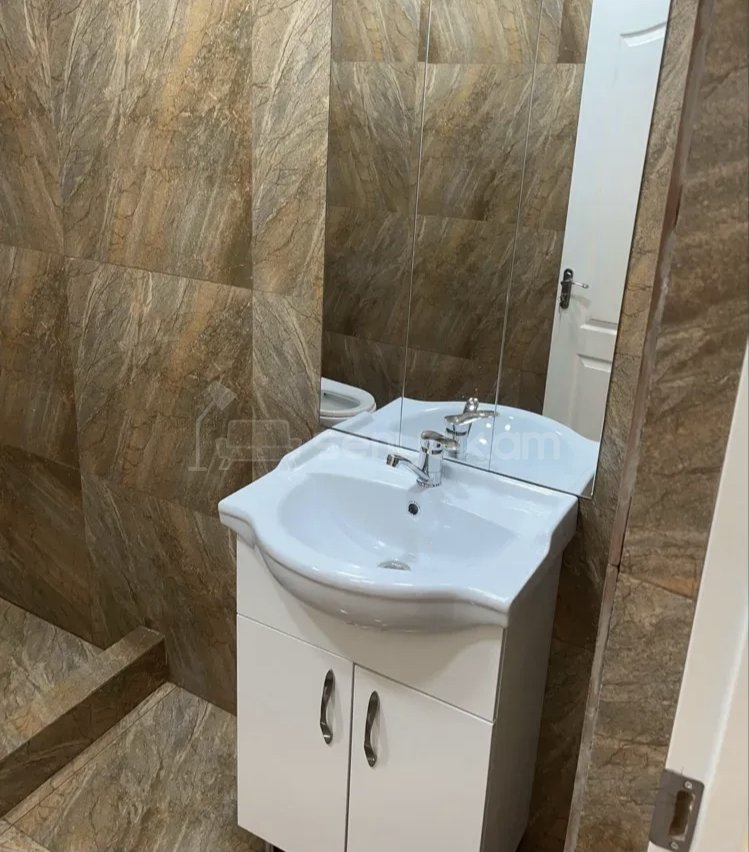 3 Սենյականոց Բնակարան Քարե Շենքում, 72քմ, 1/3 հարկ, Կապիտալ Վերանորոգված, Կահավորված