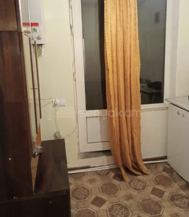 1 Սենյականոց Բնակարան Քարե Շենքում, 38քմ, 3/5 հարկ, Նորմալ Վիճակում, Կահավորված