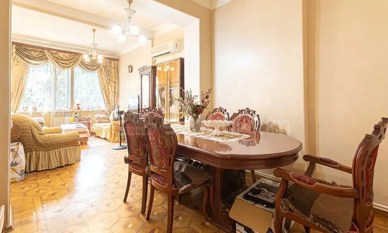 3 Սենյականոց Բնակարան Քարե Շենքում, 93քմ, 2/4 հարկ, Նորմալ Վիճակում