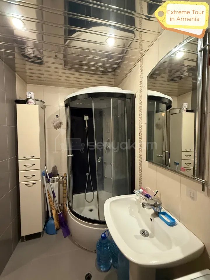 3 Սենյականոց Բնակարան Քարե Շենքում, 62քմ, 5/5 հարկ, Նորմալ Վիճակում, Կահավորված