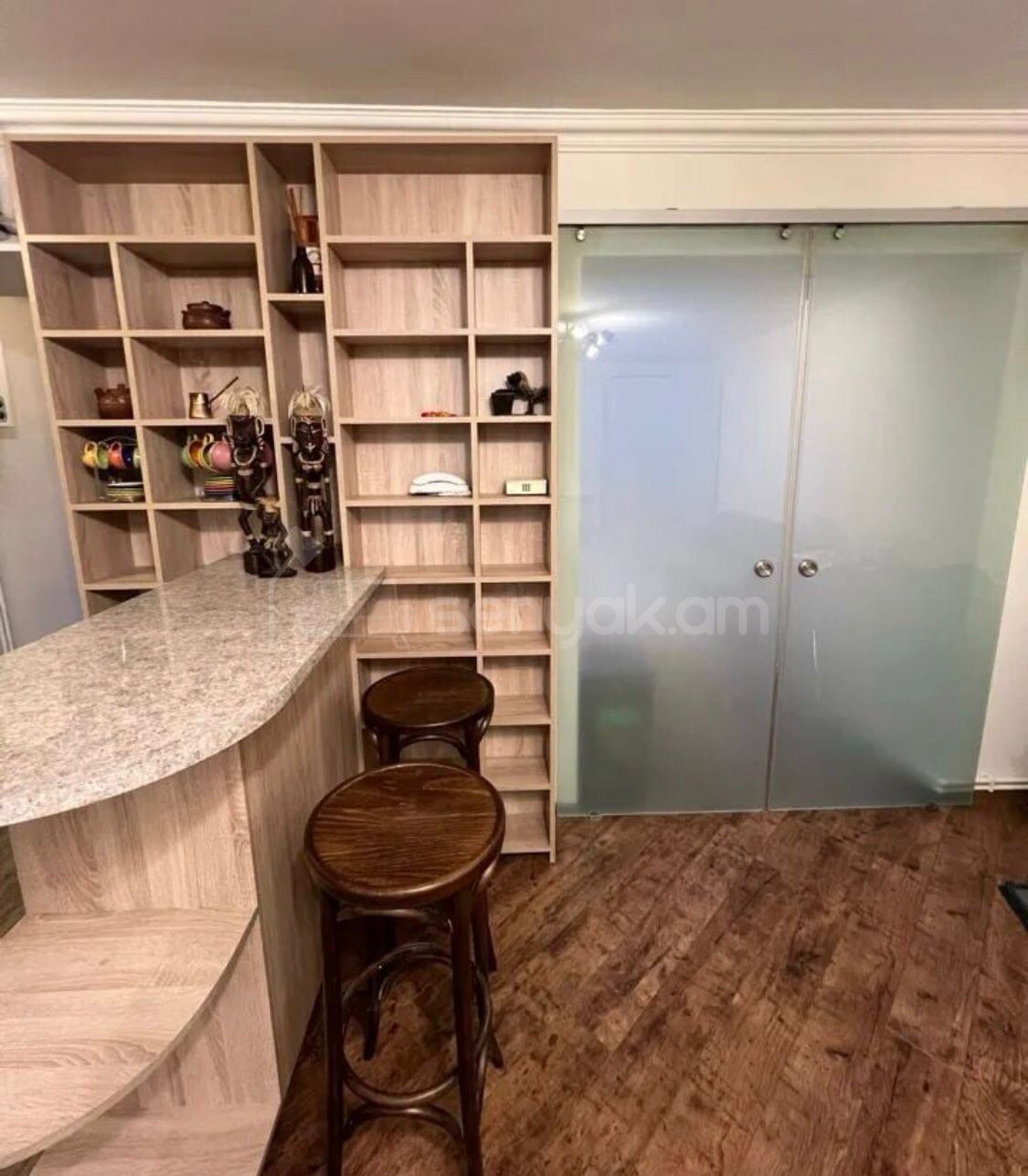 1 Սենյականոց Բնակարան Քարե Շենքում, 45քմ, 2/5 հարկ, Դիզայներական Վերանորոգված, Կահավորված, Արևկող