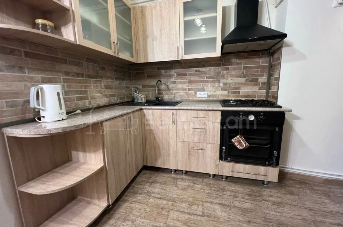 1 Սենյականոց Բնակարան Քարե Շենքում, 45քմ, 2/5 հարկ, Դիզայներական Վերանորոգված, Կահավորված, Արևկող