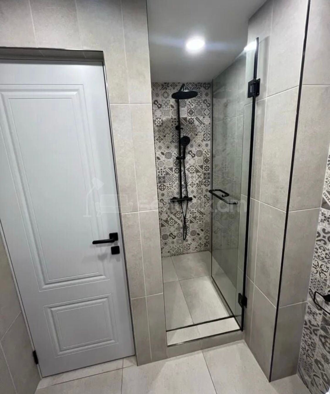 1 Սենյականոց Բնակարան Քարե Շենքում, 45քմ, 2/5 հարկ, Դիզայներական Վերանորոգված, Կահավորված, Արևկող