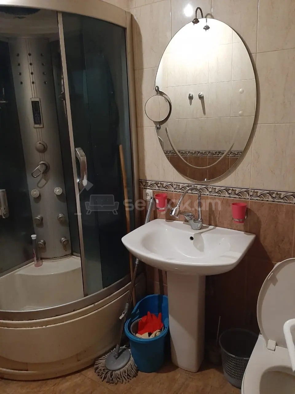 3 Սենյականոց Բնակարան Քարե Շենքում, 70քմ, 1/5 հարկ, Նորմալ Վիճակում, Կահավորված