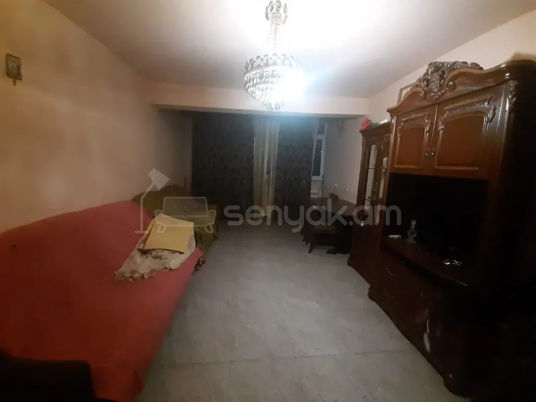 3 Սենյականոց Բնակարան Քարե Շենքում, 70քմ, 1/5 հարկ, Նորմալ Վիճակում, Կահավորված