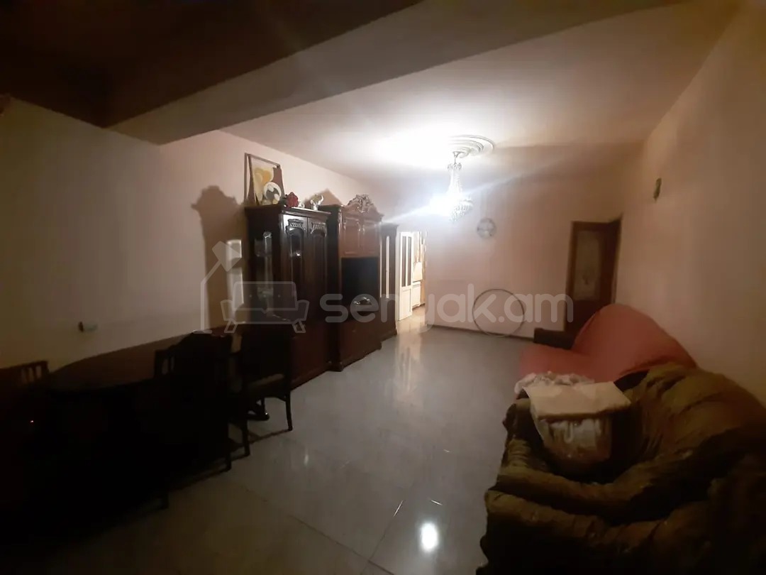 3 Սենյականոց Բնակարան Քարե Շենքում, 70քմ, 1/5 հարկ, Նորմալ Վիճակում, Կահավորված