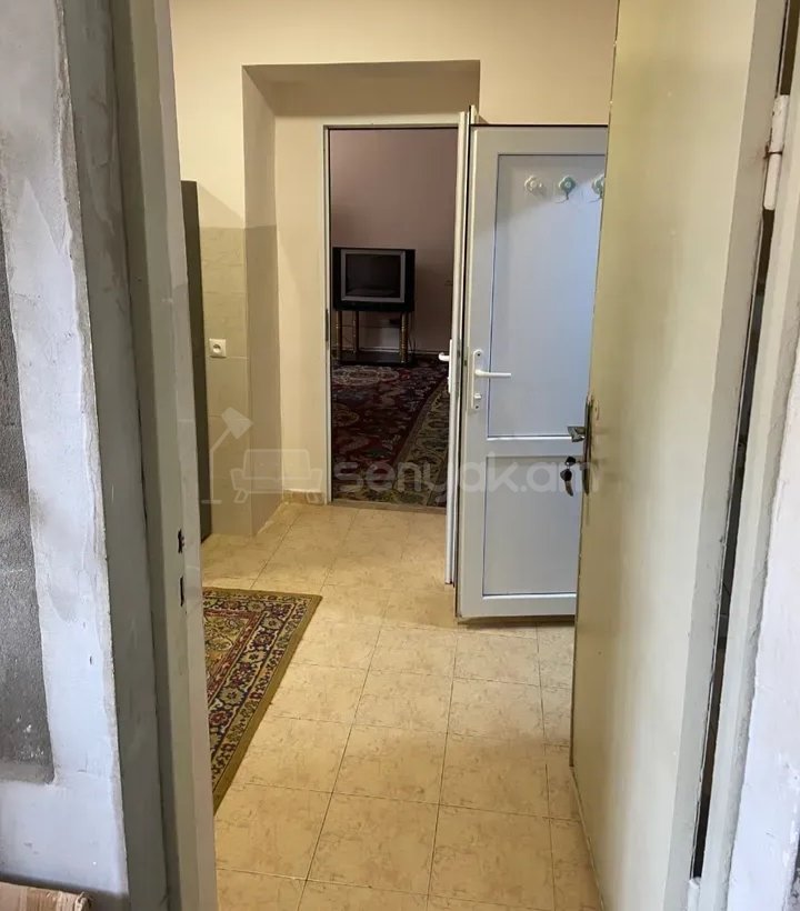 3 Սենյականոց Բնակարան Քարե Շենքում, 70քմ, 1/1 հարկ, Նորմալ Վիճակում, Կահավորված