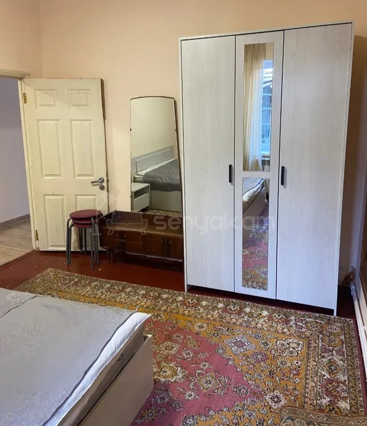 3 Սենյականոց Բնակարան Քարե Շենքում, 70քմ, 1/1 հարկ, Նորմալ Վիճակում, Կահավորված