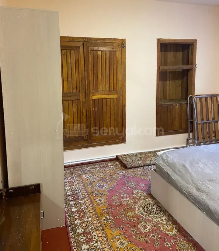 3 Սենյականոց Բնակարան Քարե Շենքում, 70քմ, 1/1 հարկ, Նորմալ Վիճակում, Կահավորված