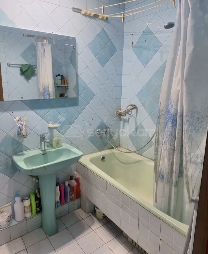 3 Սենյականոց Բնակարան Քարե Շենքում, 78քմ, 3/9 հարկ, Նորմալ Վիճակում, Կահավորված