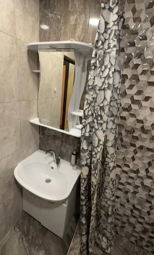 2 Սենյականոց Բնակարան Քարե Շենքում, 50քմ, 5/5 հարկ, Նորմալ Վիճակում, Կահավորված