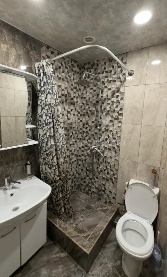 2 Սենյականոց Բնակարան Քարե Շենքում, 50քմ, 5/5 հարկ, Նորմալ Վիճակում, Կահավորված