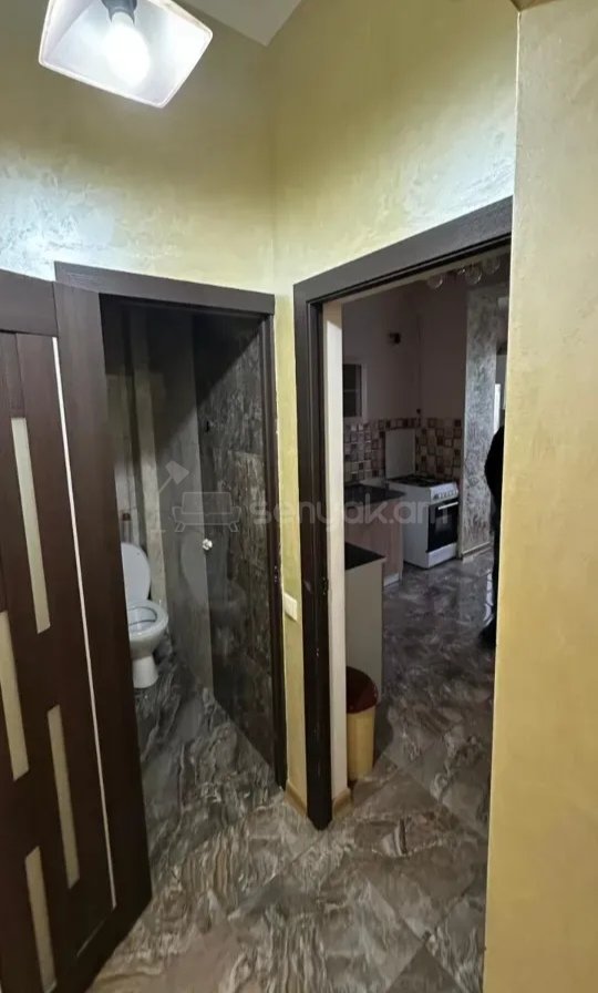 2 Սենյականոց Բնակարան Քարե Շենքում, 50քմ, 5/5 հարկ, Նորմալ Վիճակում, Կահավորված