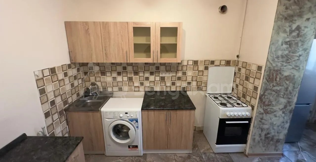 2 Սենյականոց Բնակարան Քարե Շենքում, 50քմ, 5/5 հարկ, Նորմալ Վիճակում, Կահավորված