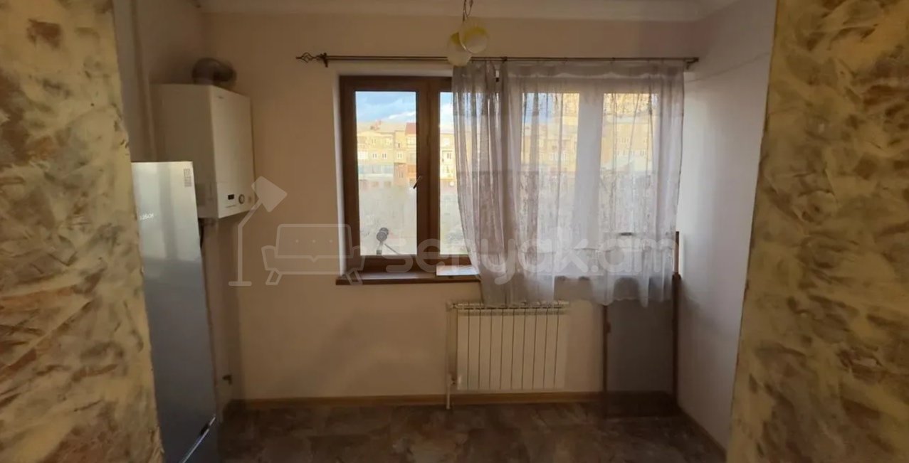 2 Սենյականոց Բնակարան Քարե Շենքում, 50քմ, 5/5 հարկ, Նորմալ Վիճակում, Կահավորված